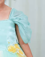 Draped raglan sleeve